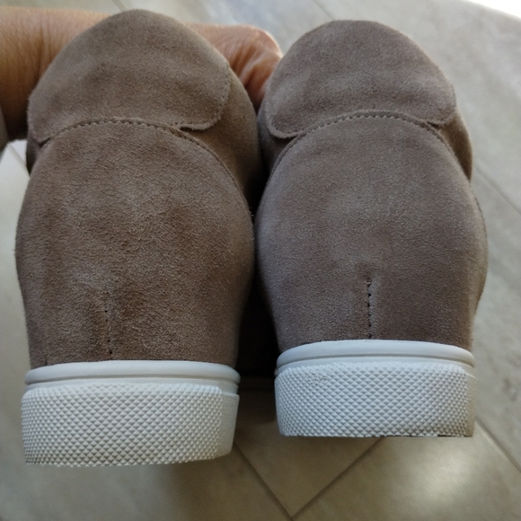 Blondo Glenda suede wedge sneakers shoes zip up taupe size 7.5 - Picture 3 of 13